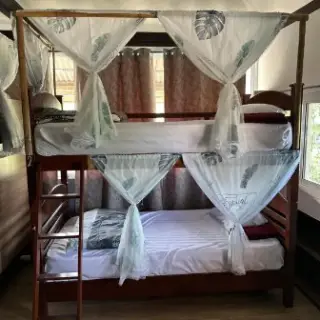 Mbar Koh Phangan - Übersicht Hostel Zimmer